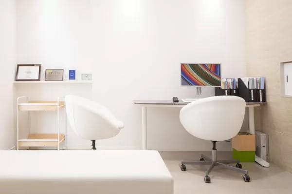 御所南はなこクリニック診察室