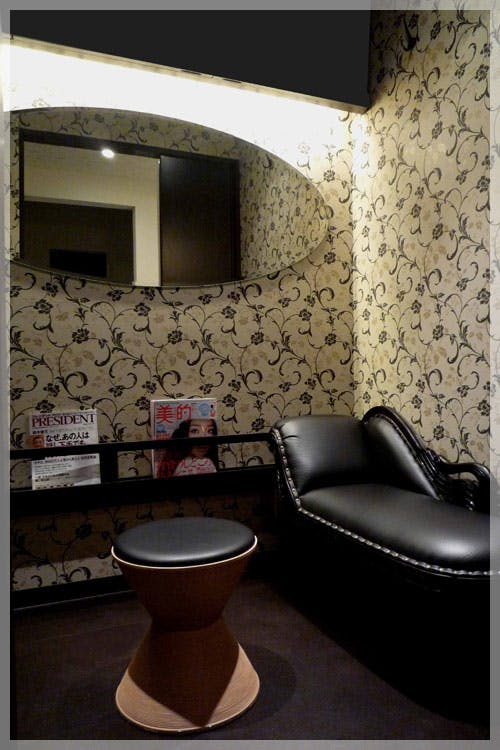 自由通り皮ふ科予約待合室