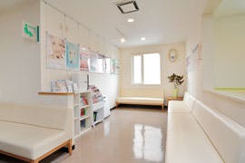 新琴似皮膚科スキンケアクリニック待合室2