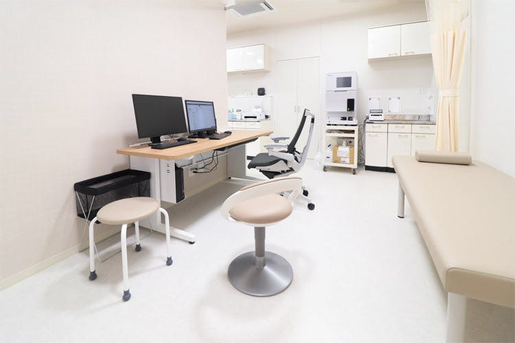 ふかや腎泌尿器科クリニック診察室