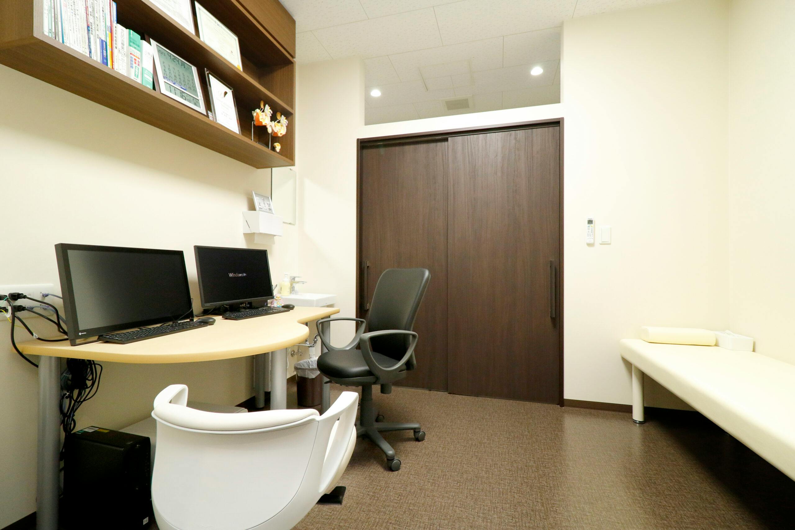 はらの泌尿器ケアクリニック診察室