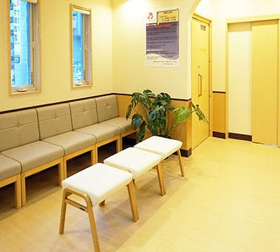 やすおか医院待合室