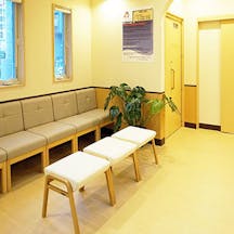 やすおか医院待合室