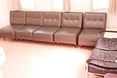 小西医院皮ふ科待合室2