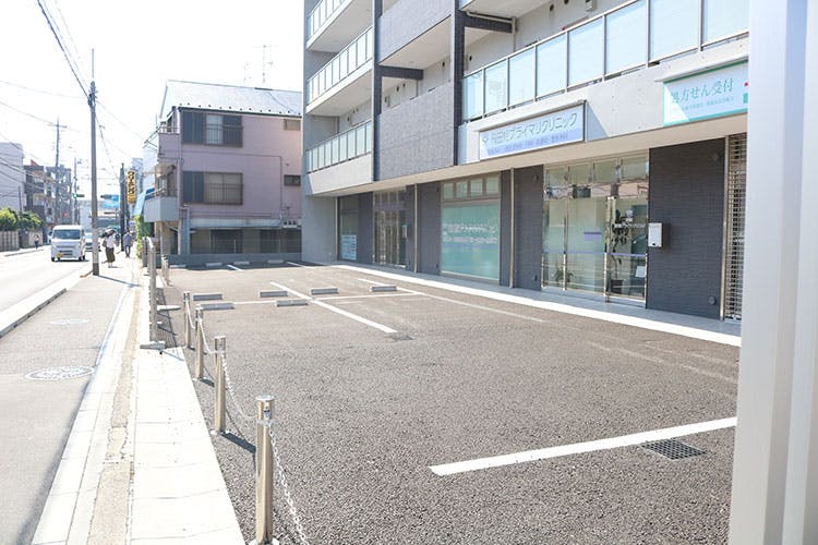 飛田給プライマリクリニック外観駐車場