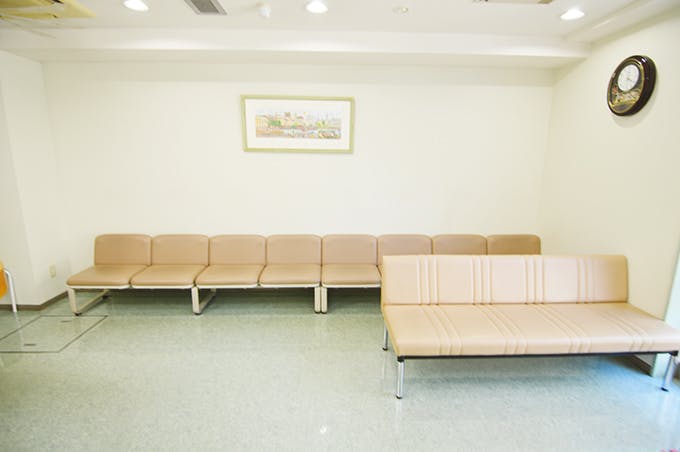 こばやし皮膚科待合室1