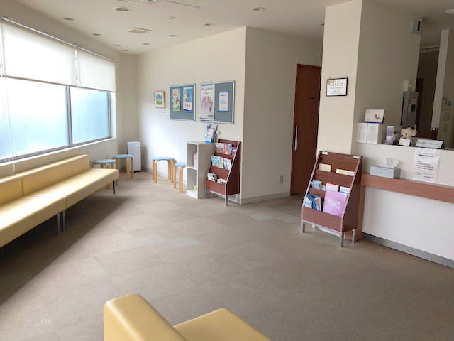 柴崎駅前皮膚科待合室