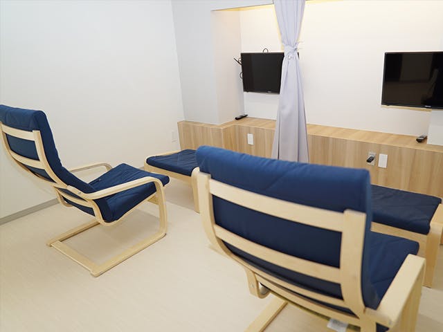 湘南平塚下肢静脈瘤クリニック待合室1