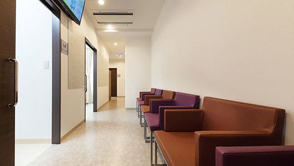 海老名ファミリー皮膚科クリニック待合室