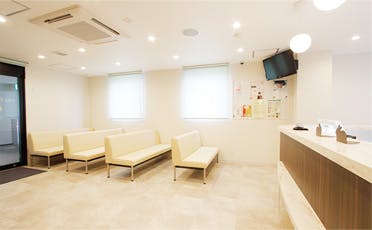 千里山月乃ひふ科待合室