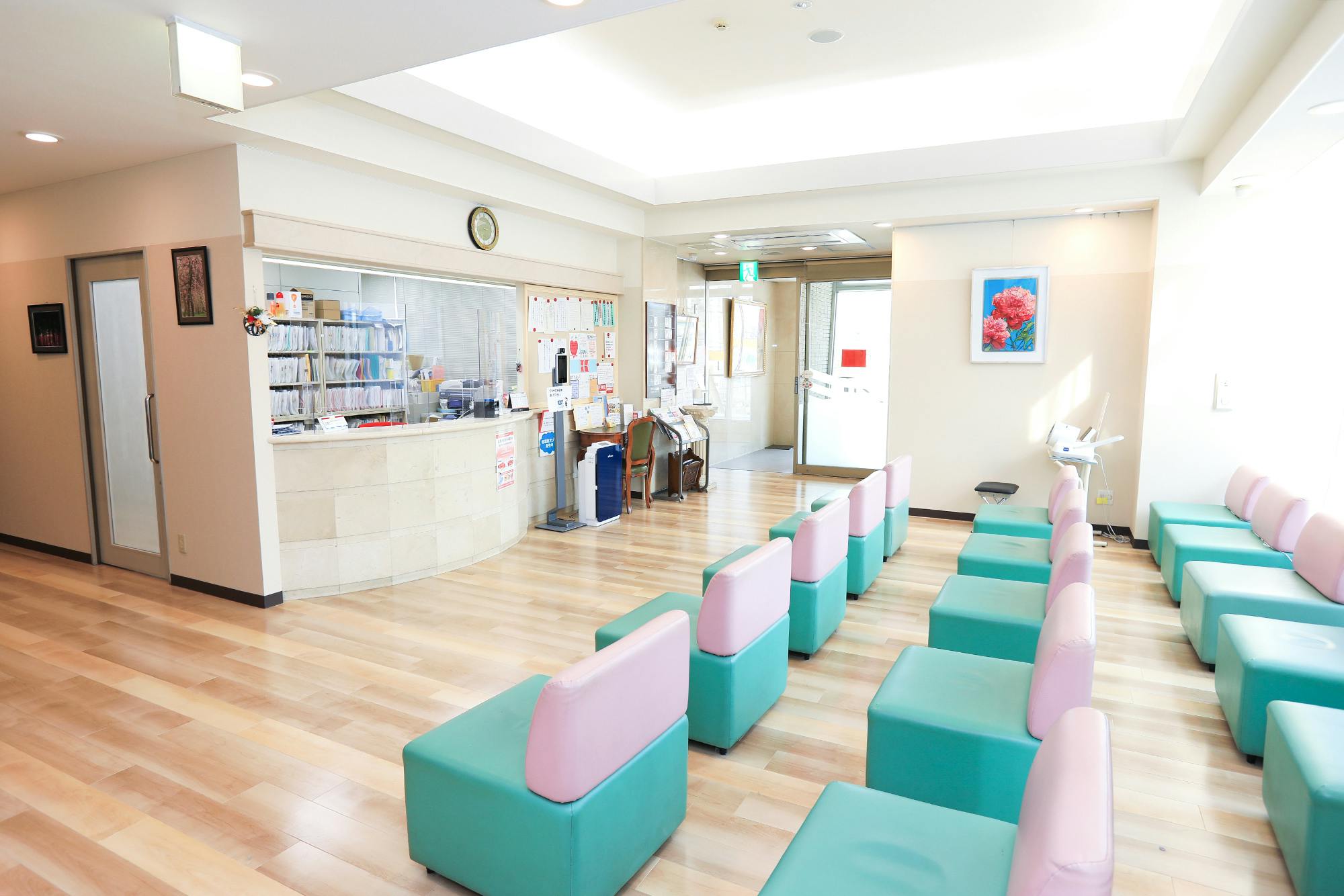 かがみ整形外科・外科受付 待合室