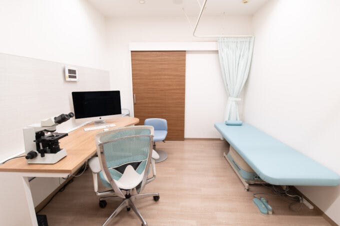 いなみや皮フ科クリニック診察室