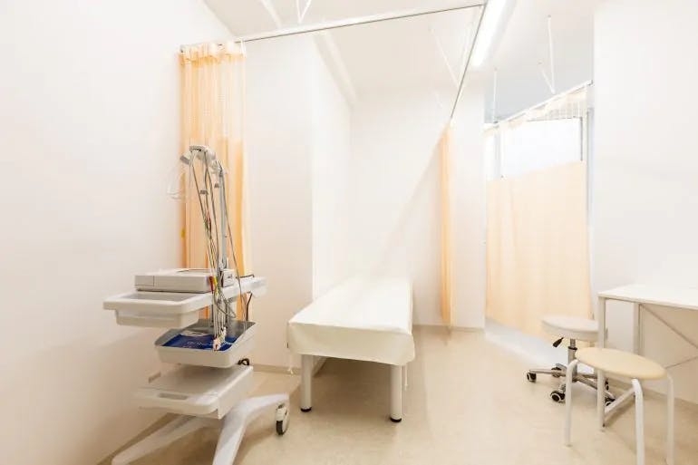 稲田堤ひふ科クリニック処置室