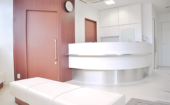 新城形成外科皮フ科クリニック受付待合室