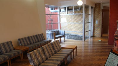 あおき皮フ科待合室