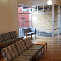 あおき皮フ科待合室