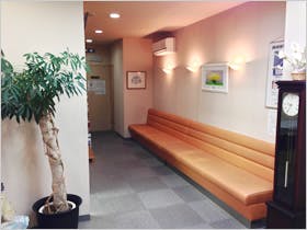 おおあみ泌尿器科待合室