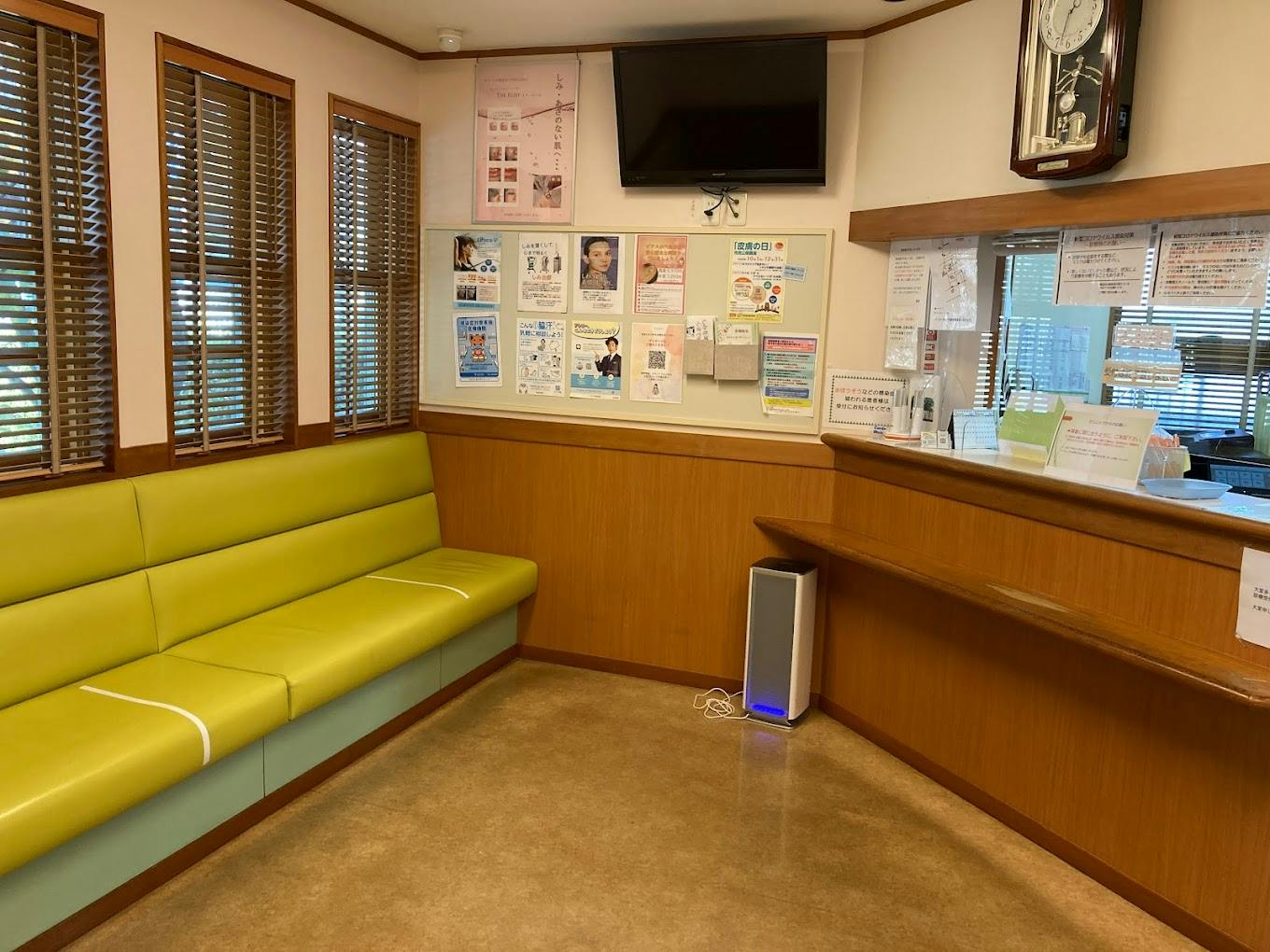 あきもと皮フ科クリニック待合室