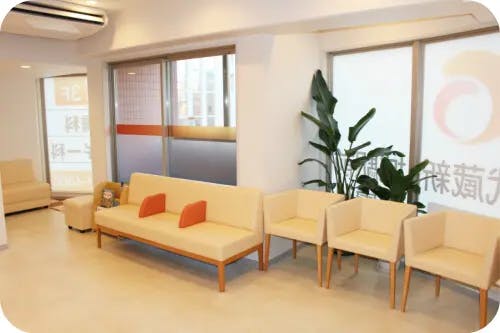 武蔵新城駅前皮膚科待合室