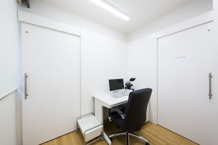 新宿駅前うわじま皮膚科診察室