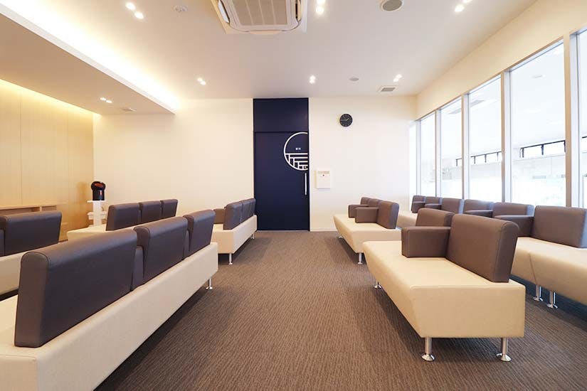 岐阜高橋眼科皮膚科クリニック待合室