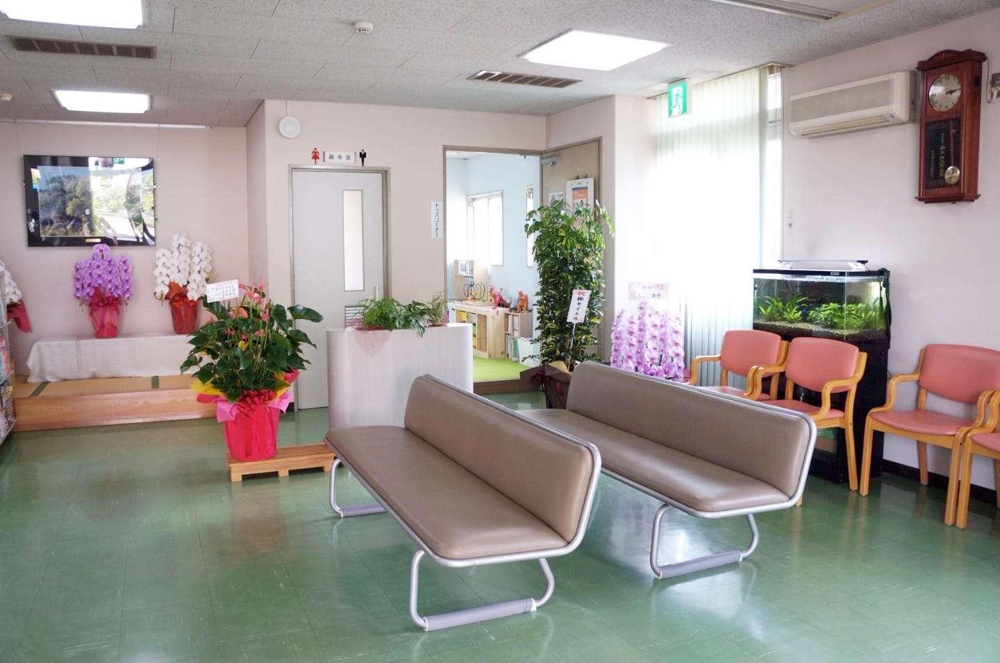 鈴木皮ふ科待合室