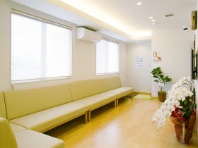 こうよう皮フ待合室2