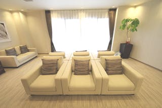 夙川さわもと皮フ科待合室1