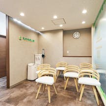 丸の内皮膚科待合室