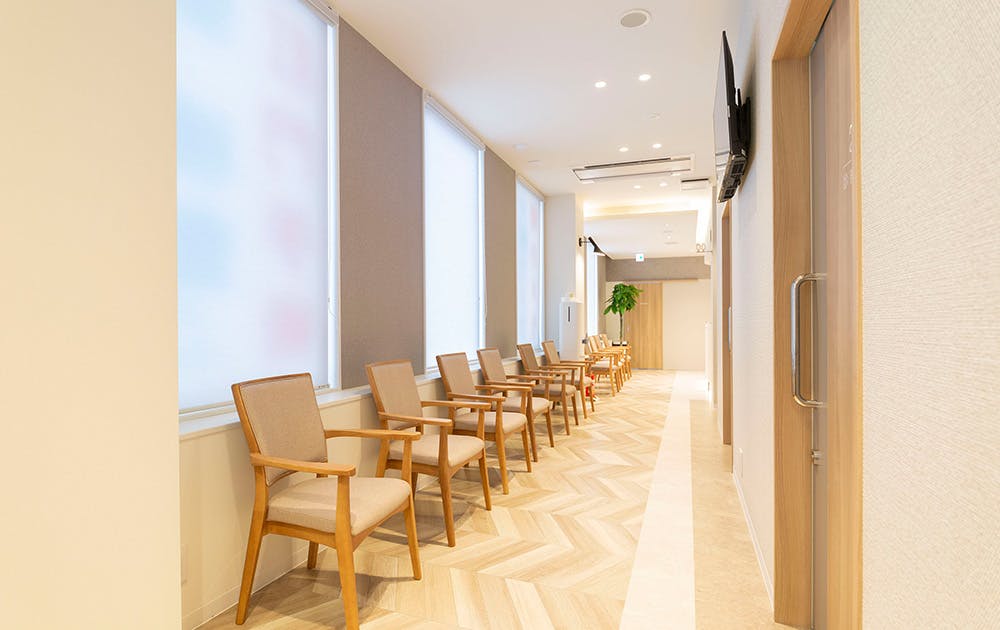 えさか駅前にしごりおなかとおしりのクリニック待合室