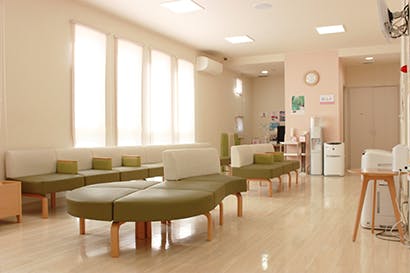桜皮膚科待合室