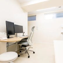 まるばね泌尿器科クリニック診察室