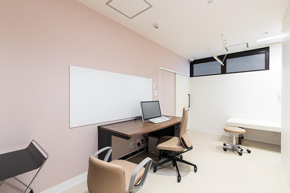くすもと形成外科クリニック診察室2