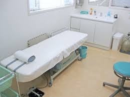 石田皮ふ科医院処置室