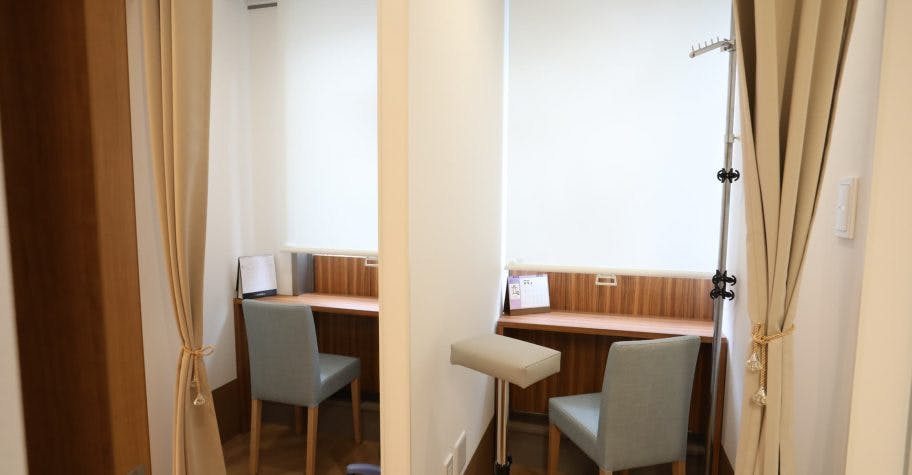 王子駅皮膚科パウダールーム待合室