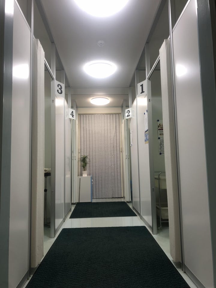 坂の上皮膚科形成外科診察室前