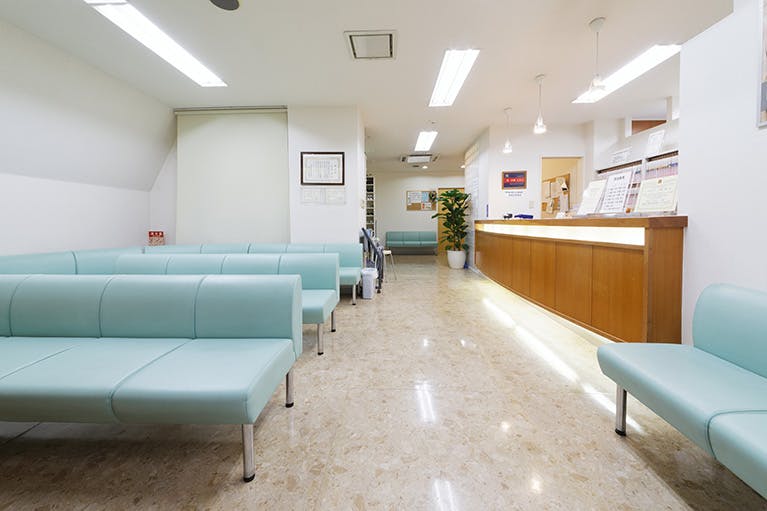 洗足整形形成外科受付 待合室