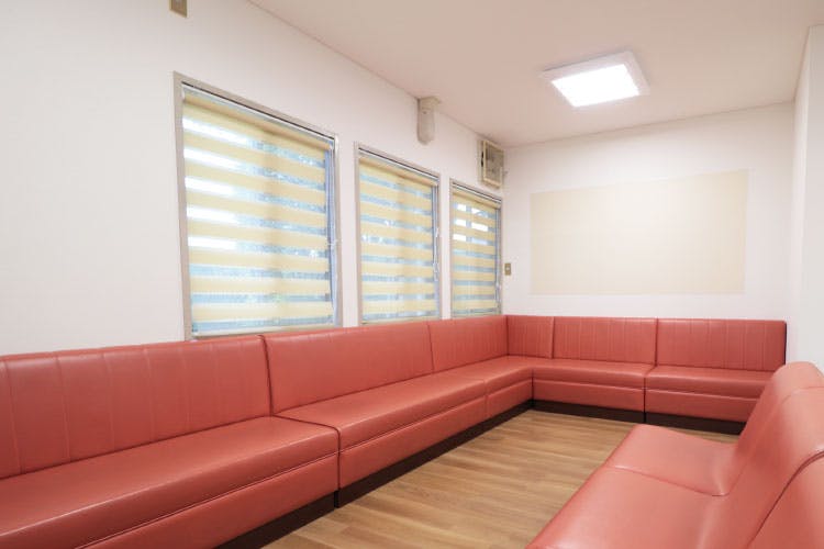 沢田皮フ科待合室