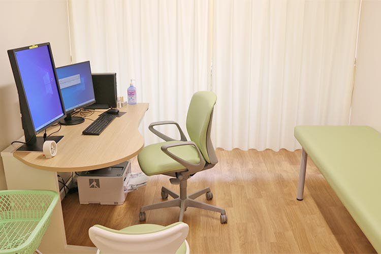 鈴張町クリニック診察室