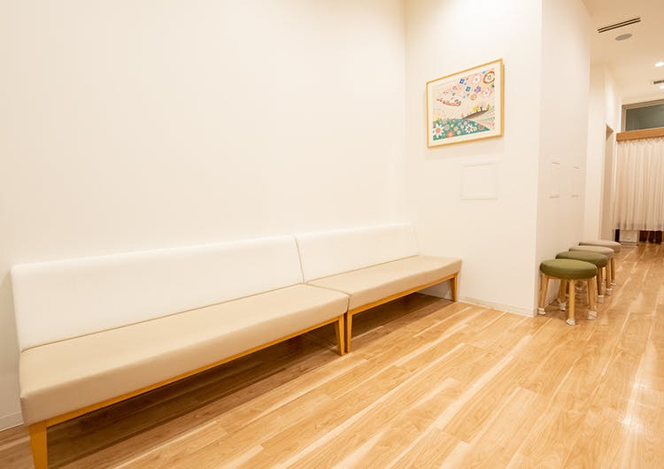 小竹向原こぐま皮フ科待合室