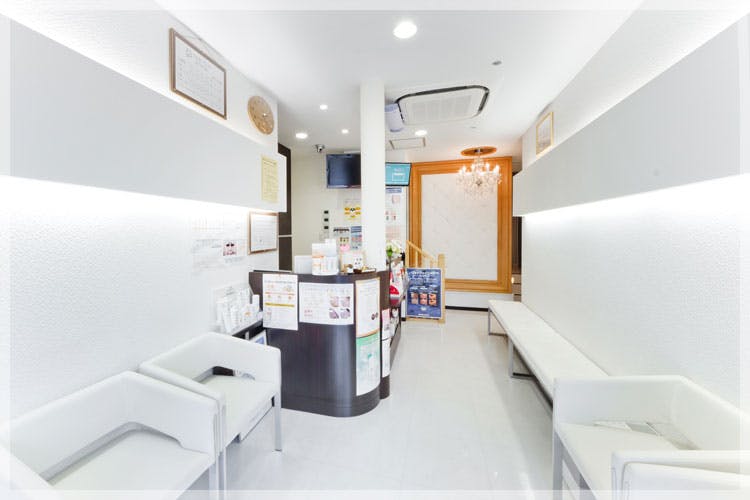 自由通り皮ふ科待合室