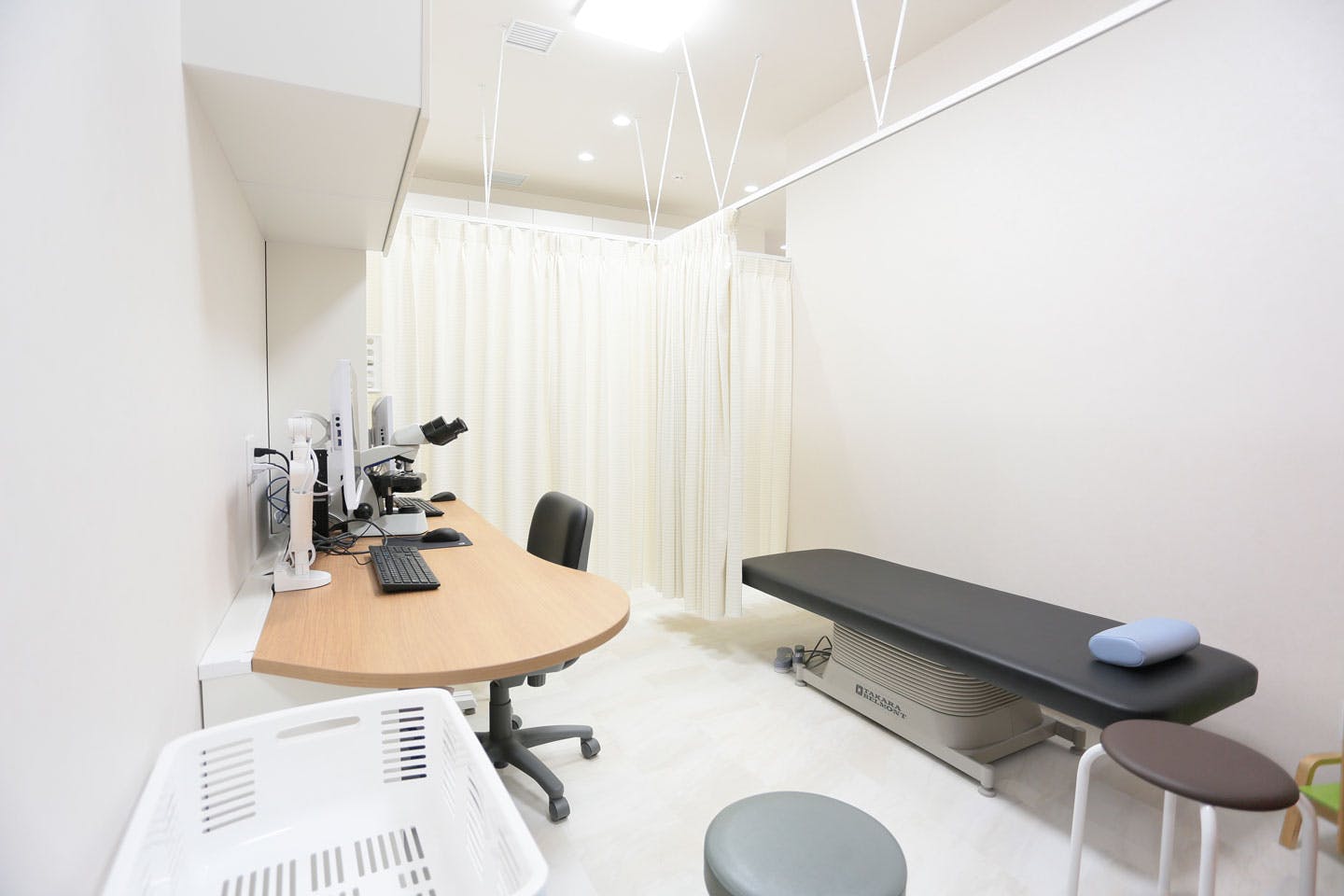 ももだに皮ふ科クリニック診察室