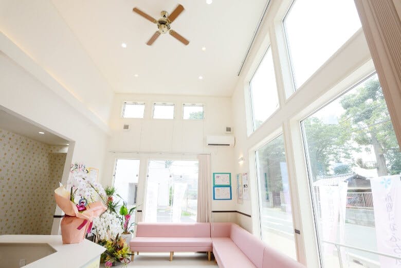 新座はなふさ皮膚科待合室