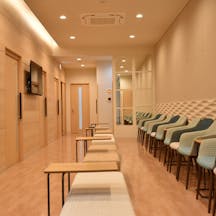 おかだしゅうこ皮ふ科待合室