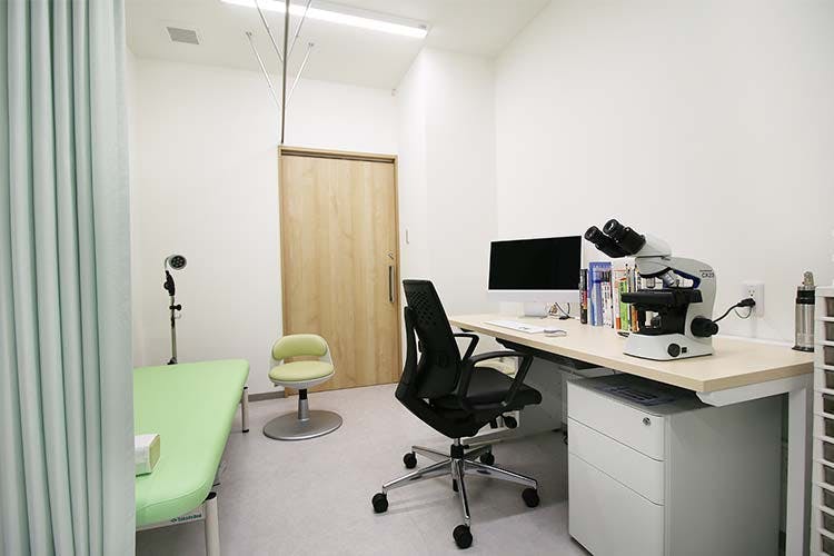 たるたに皮膚科クリニック診察室