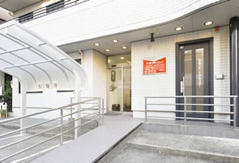 まり皮フ科クリニック入口
