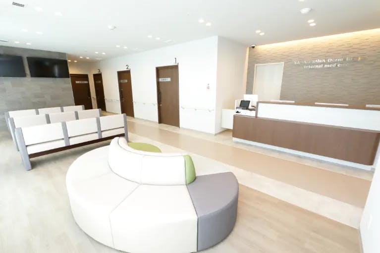 やなぎさわ皮フ科内科待合室