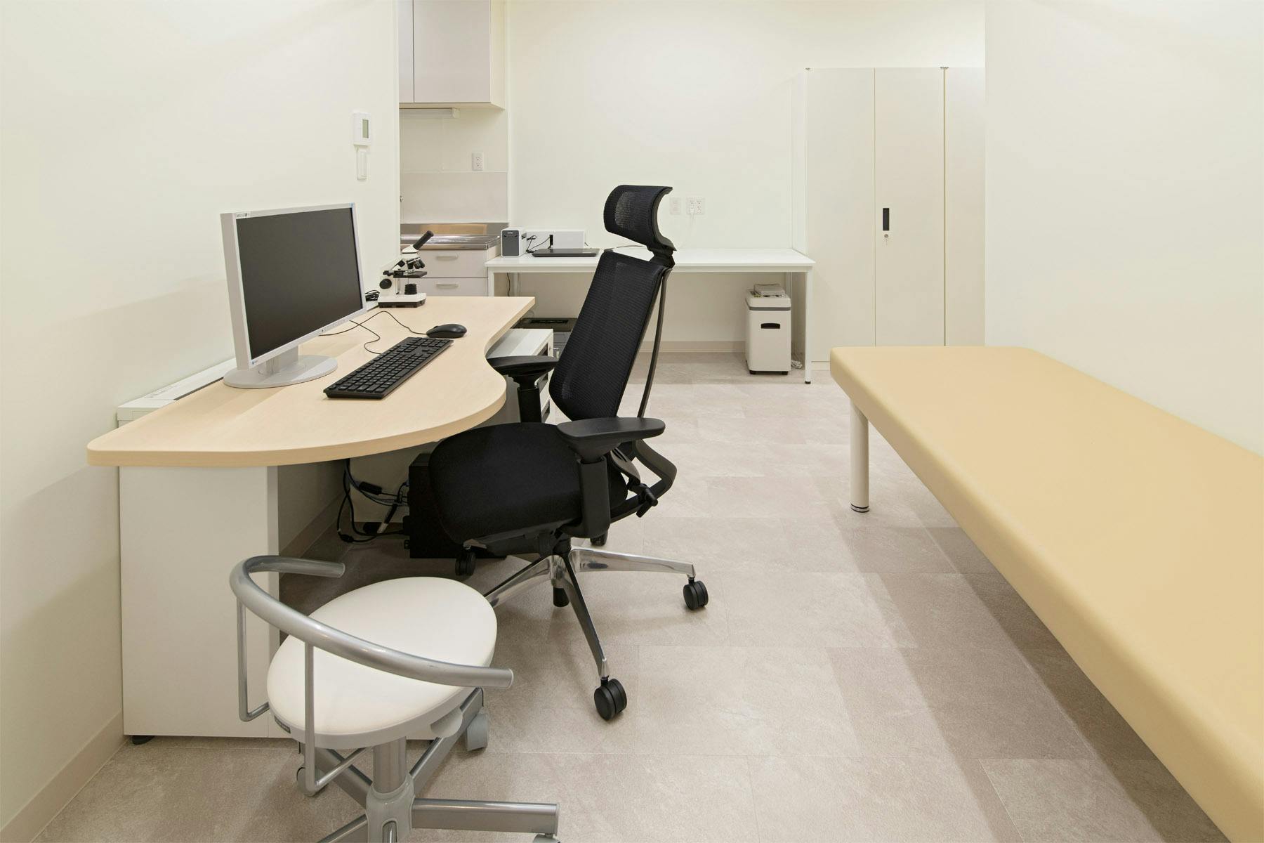 すずき皮膚科クリニック診察室