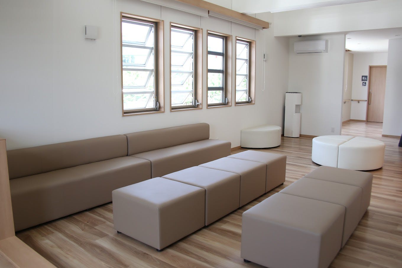 春日居皮フ・リウマチクリニック待合室