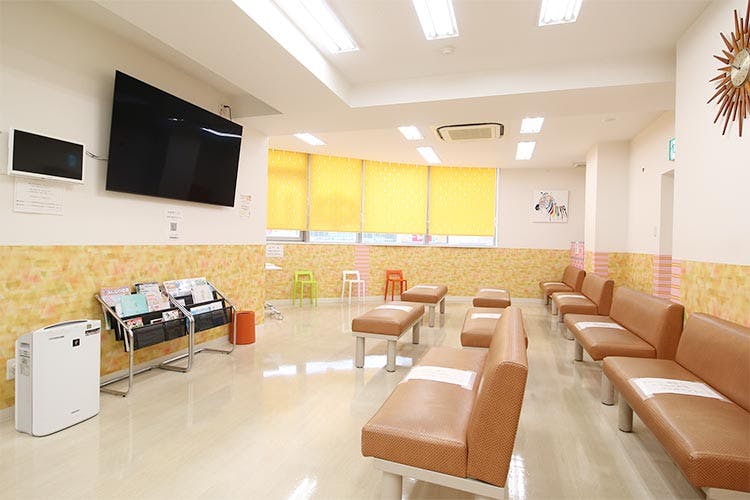 中山皮フ科クリニック待合室